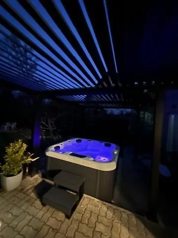 Verandas Vendeghaz 度假居 *